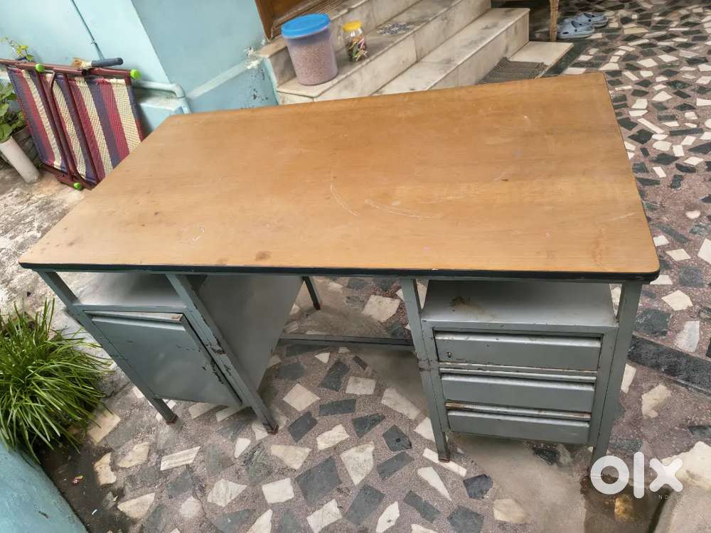 Wooden Top Steel Office Table with Drawers