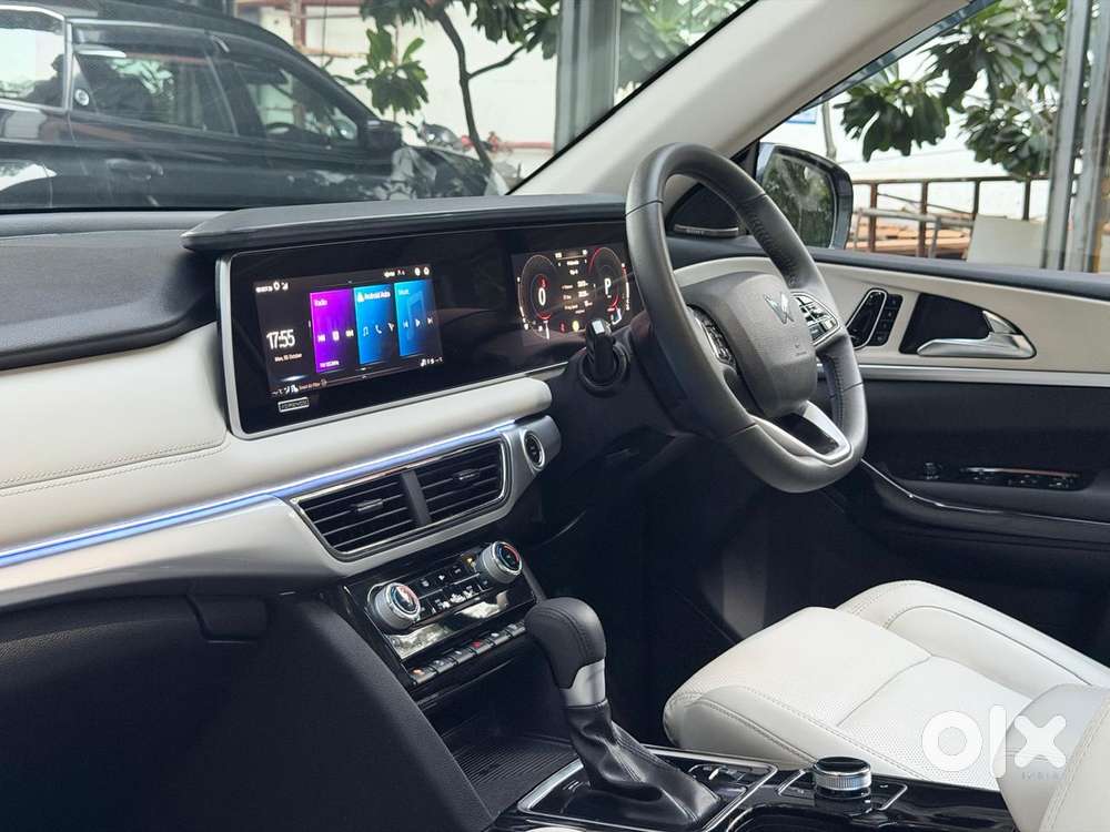 Mahindra Xuv700 Ax7 Luxury Pack Awd, 2025, Petrol