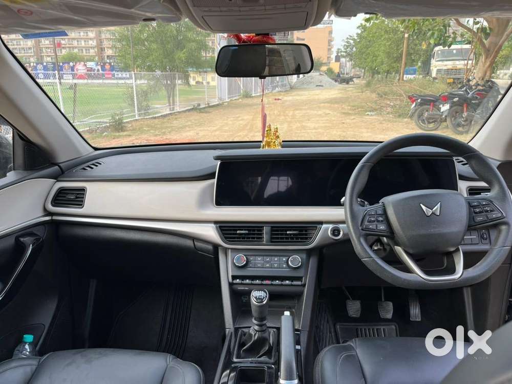 Mahindra Xuv700, Petrol Manual, Midnight Black (dark Blue).