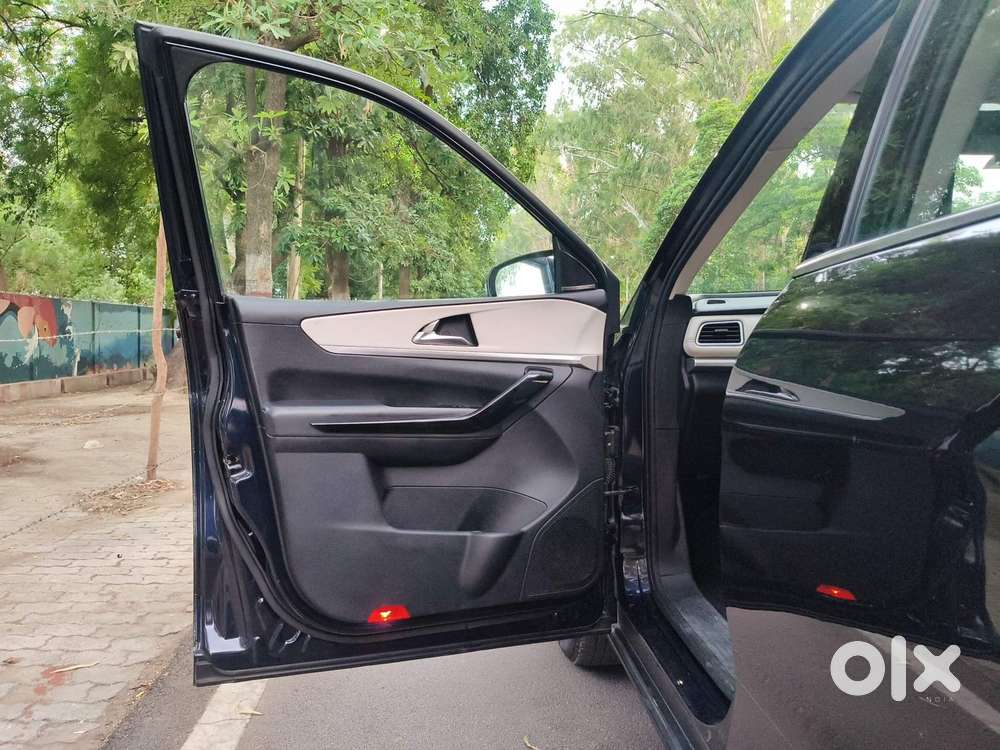 Mahindra Xuv700 2.2 Ax 7 Diesel At Luxury Pack Str Awd, 2022, Diesel