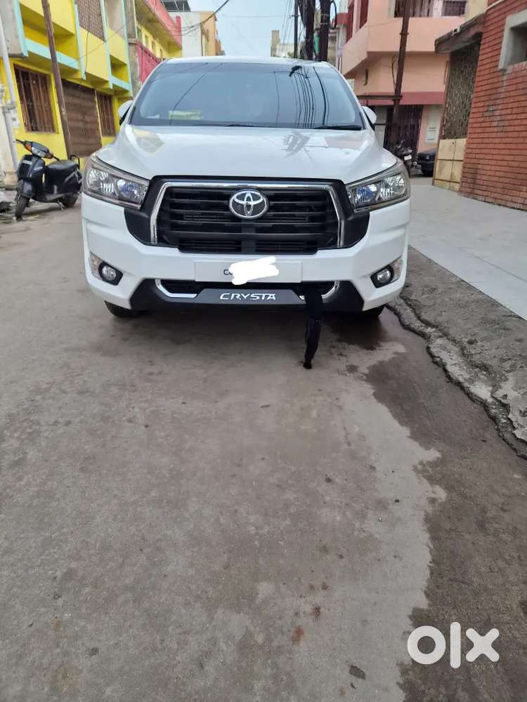 Toyota Innova Crysta G Model 8 Seater White Colour