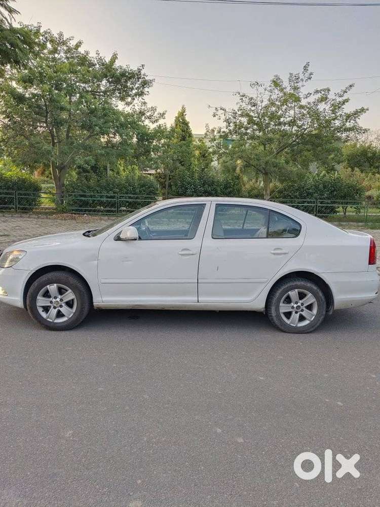 Skoda Laura Ambiente 2.0 Tdi Cr Manual, 2013, Diesel