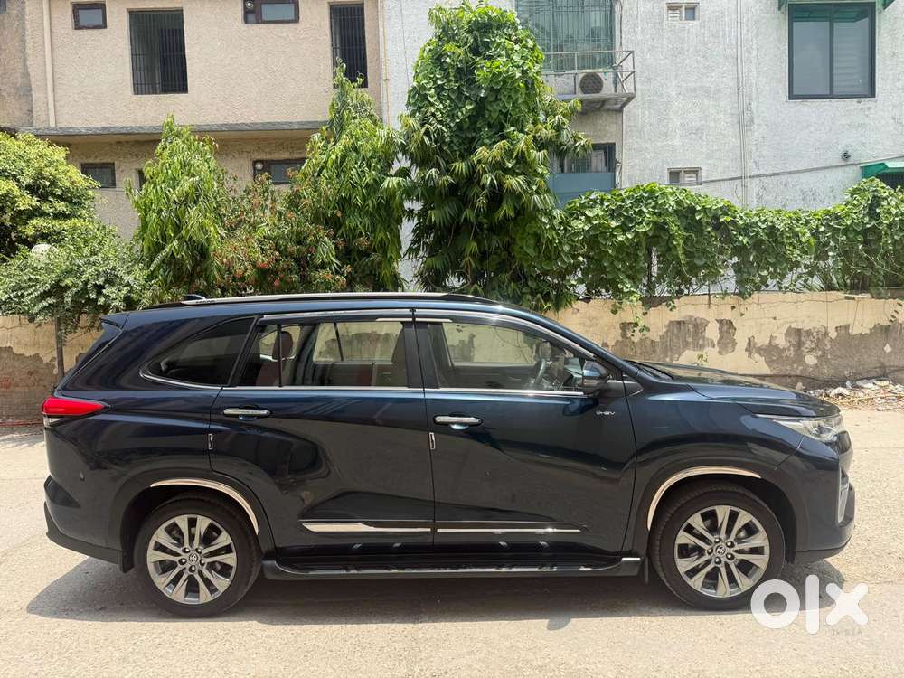 Toyota Innova Hycross 2.0 Zx (o) Hybrid 7 Str, 2025, Petrol