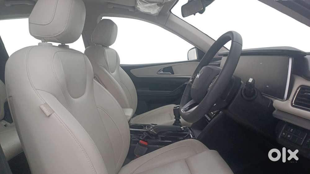Mahindra Xuv700 2.0 Ax 7 Petrol Mt Str, 2024, Petrol