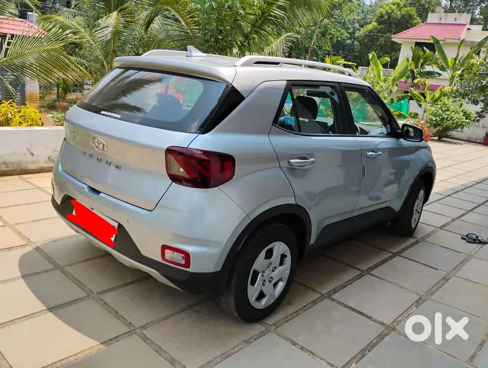 Hyundai Venue 2021 Petrol 26600 Km Driven