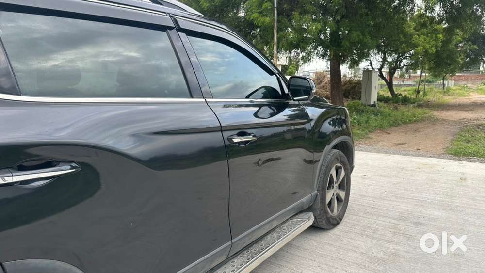 Mahindra Alturas G4