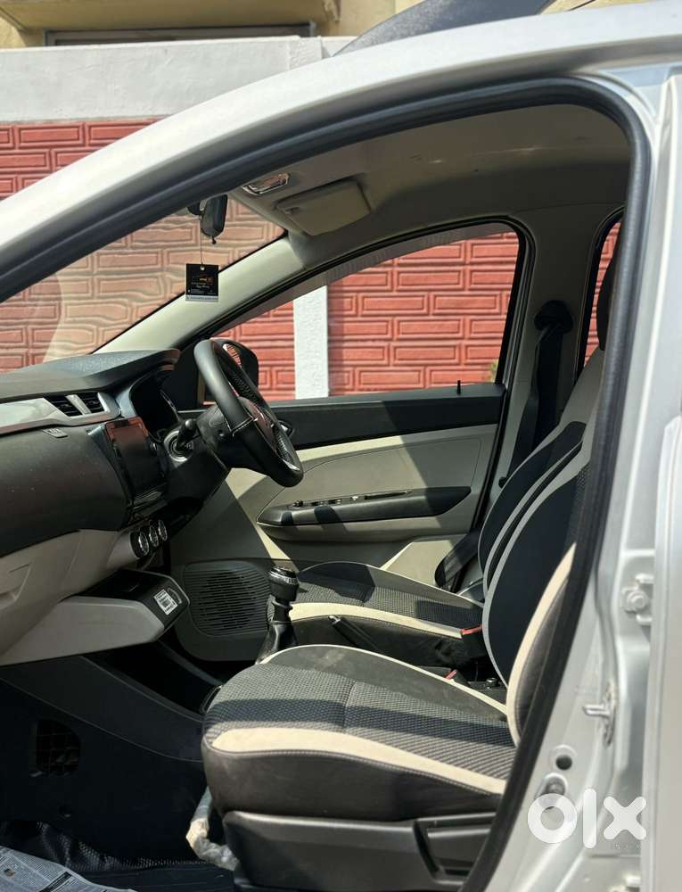 Renault Triber Rxz, 2022, Petrol