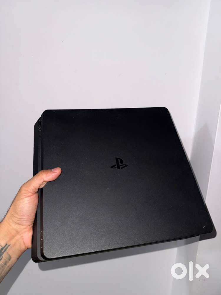 PS4 Slim 1TB + Box + Controller + 3 Games