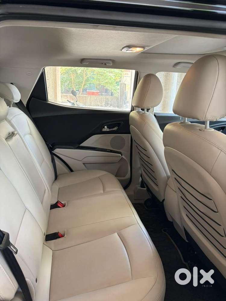 Xuv300 W8(o)  Diesel Manual - Sunroof  6- Airbags  Warrenty 2027