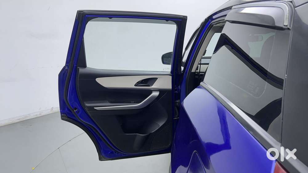 Mahindra Xuv700 2.0 Ax 5 Petrol Mt 7 Str, 2021, Petrol