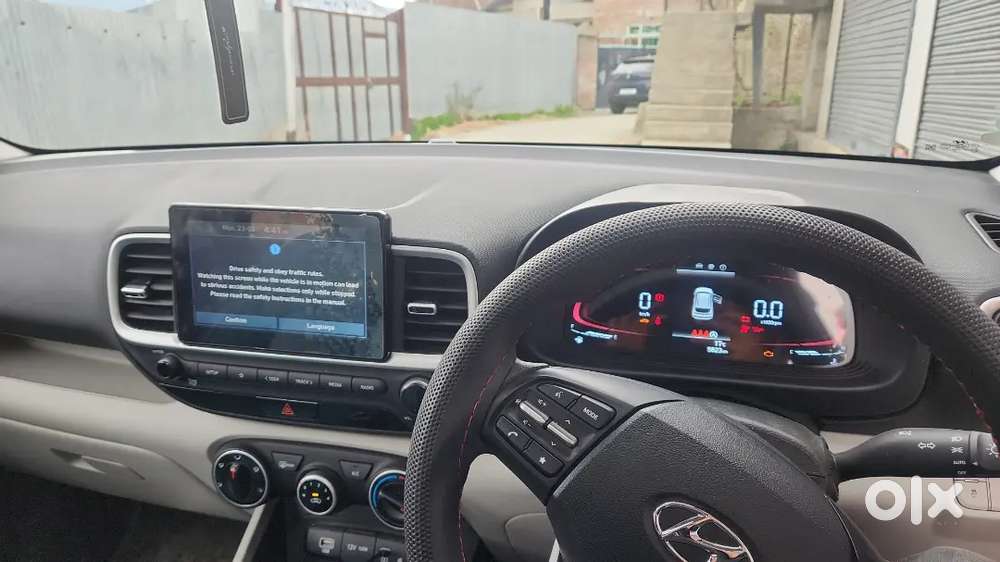 Hyundai Venue 2025 Petrol 6000 Km Driven