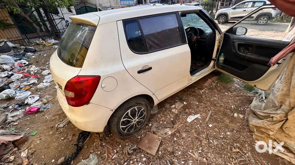 Urgent Sell Skoda Fabia 2011 Petrol 130000 Km Driven