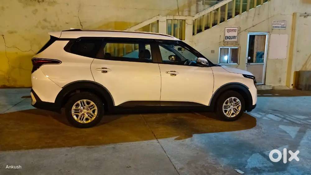 Kia Carens 2023 Petrol 7800 Km Driven