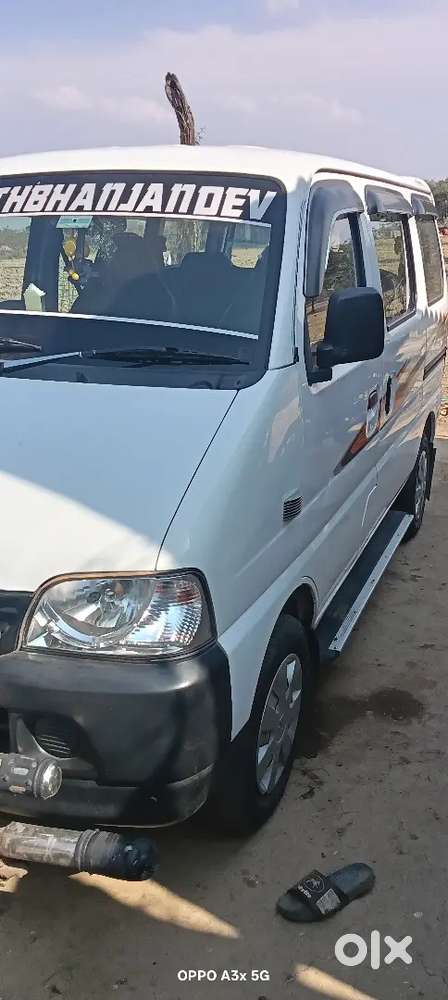 दो टायर नए दो टायर 50% है स्पेयर व्हील 70% Cng लगा हुआ है