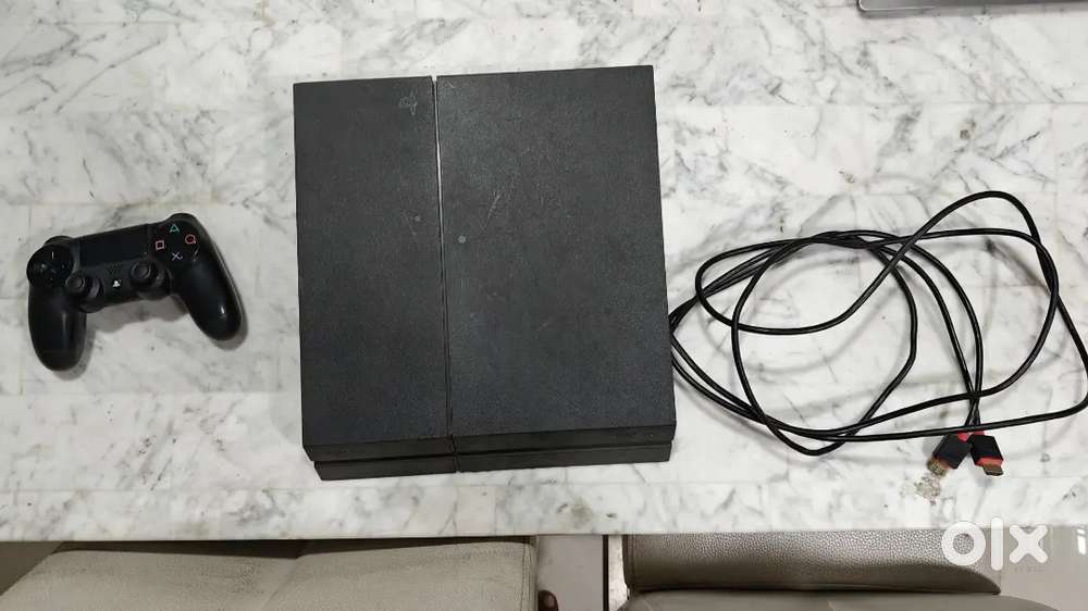 PS4 PLAYSTATION AND CONTROLLER