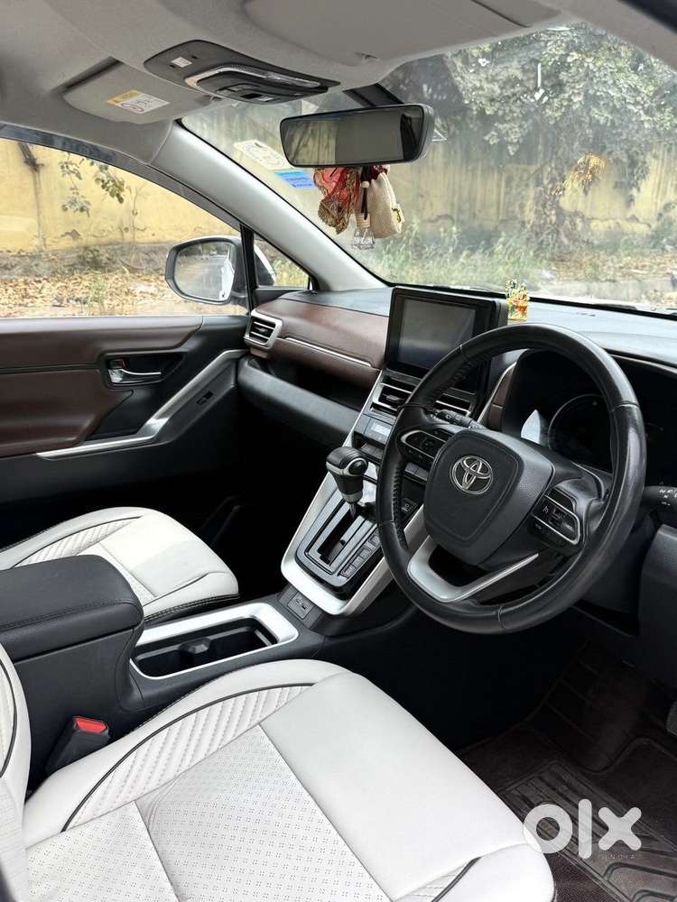 Toyota Innova Hycross 2.0 Vx (o) Hybrid 7 Str, 2024, Petrol