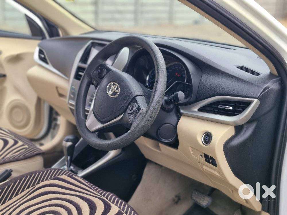 Toyota Yaris V Cvt, 2018, Petrol
