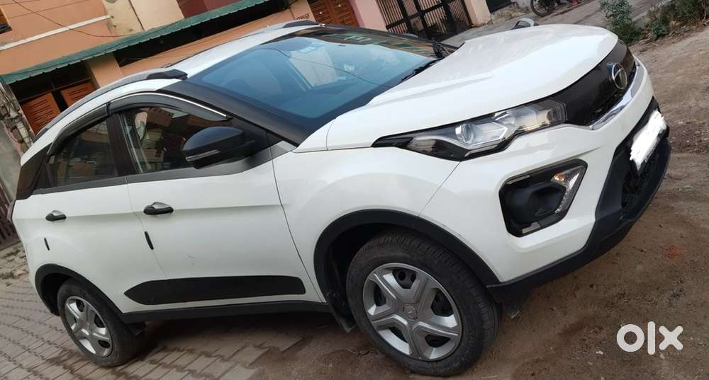 Tata Nexon Petrol 2022 Sunroof Variant 22000 Driven 1st Owner