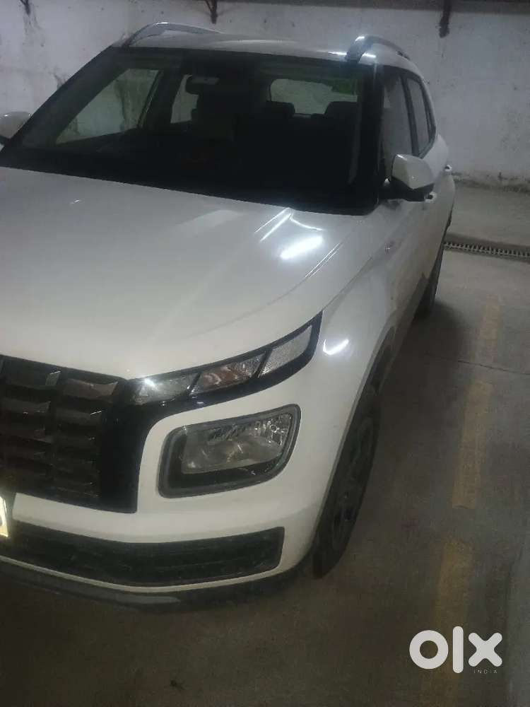 Hyundai Venue 2024 S Petrol 19,000 Km Driven Showroom Condition.