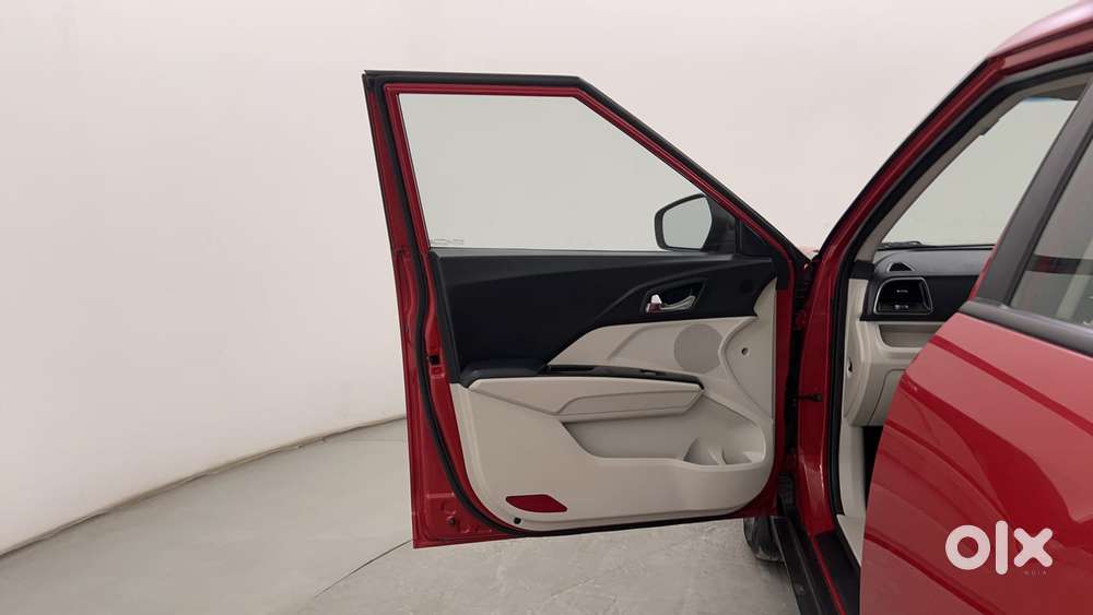 Mahindra Xuv300 1.2 W8 (o) Amt Petrol, 2022, Petrol