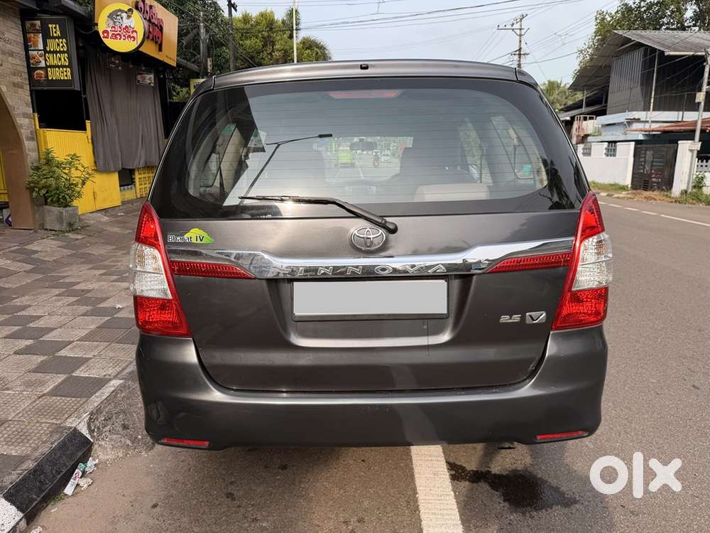 Toyota Innova 2.5 V / 7 Str/ 2015 Model/ 2016 Registration/ Hr Number