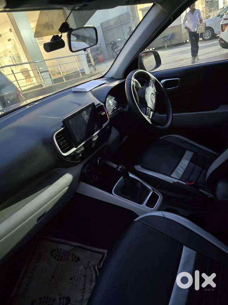 Hyundai Venue  Bh Number  City Driven  Extra - Seat-cover, Rear-cam