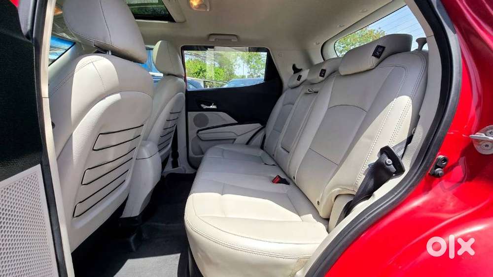 Mahindra Xuv300 1.2 W8 (o) Amt Dual Tone Petrol, 2022, Petrol