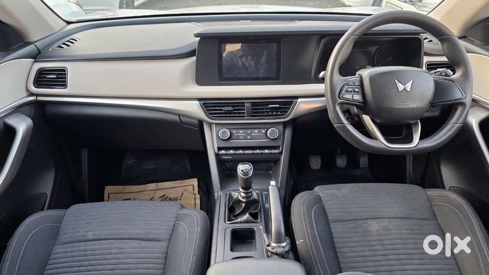 Mahindra Xuv700 2.0 Mx Petrol Mt 5 Str, 2022, Petrol