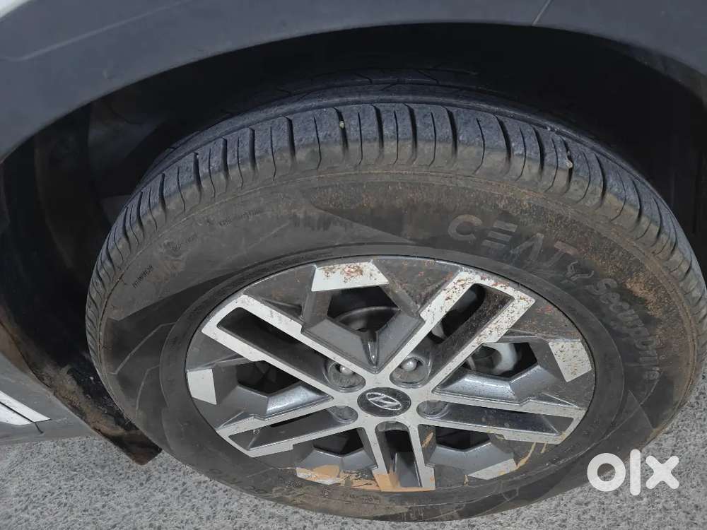 Hyundai Venue 2025 Petrol 6000 Km Driven