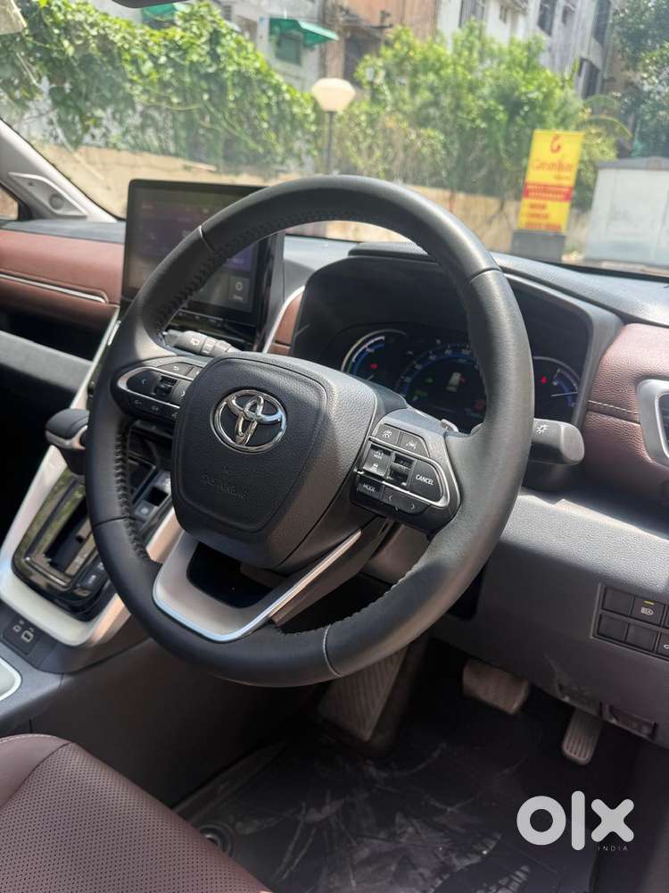 Toyota Innova Hycross 2.0 Zx (o) Hybrid 7 Str, 2025, Petrol