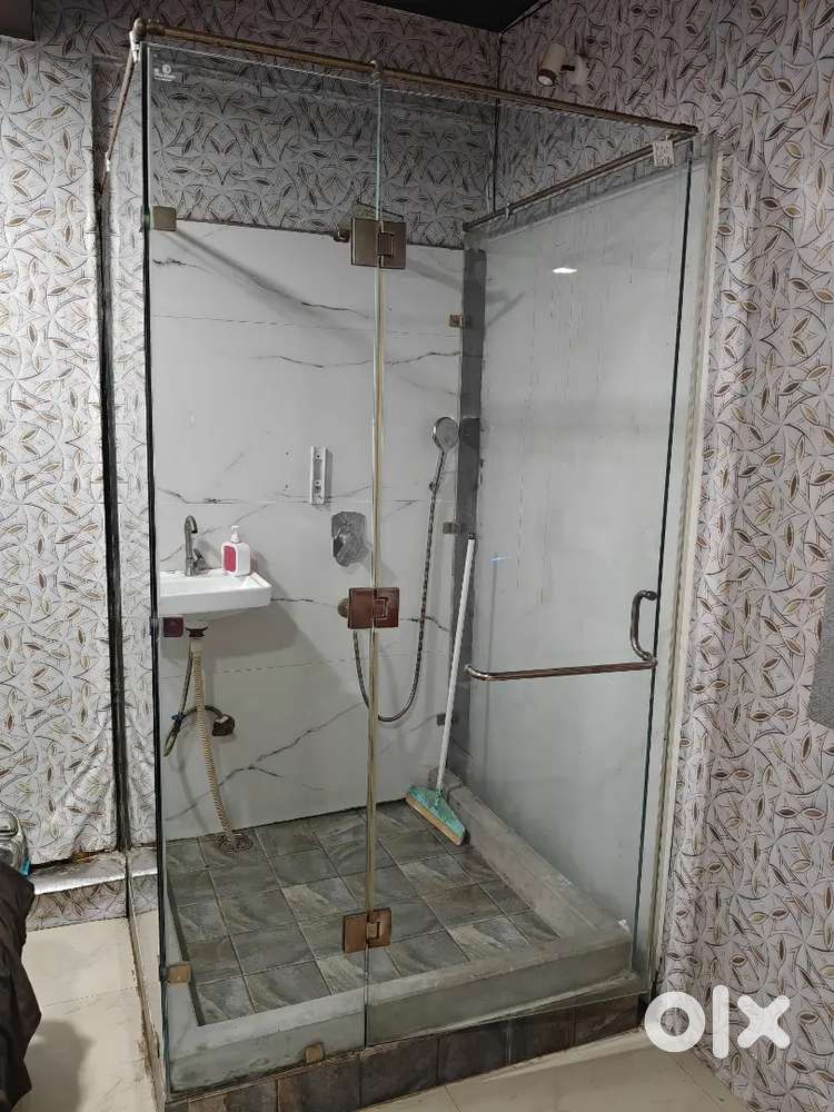 Bathroom glass setup