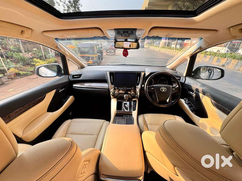 Toyota Vellfire 2.5 Executive Lounge, 2023, Cng & Hybrids