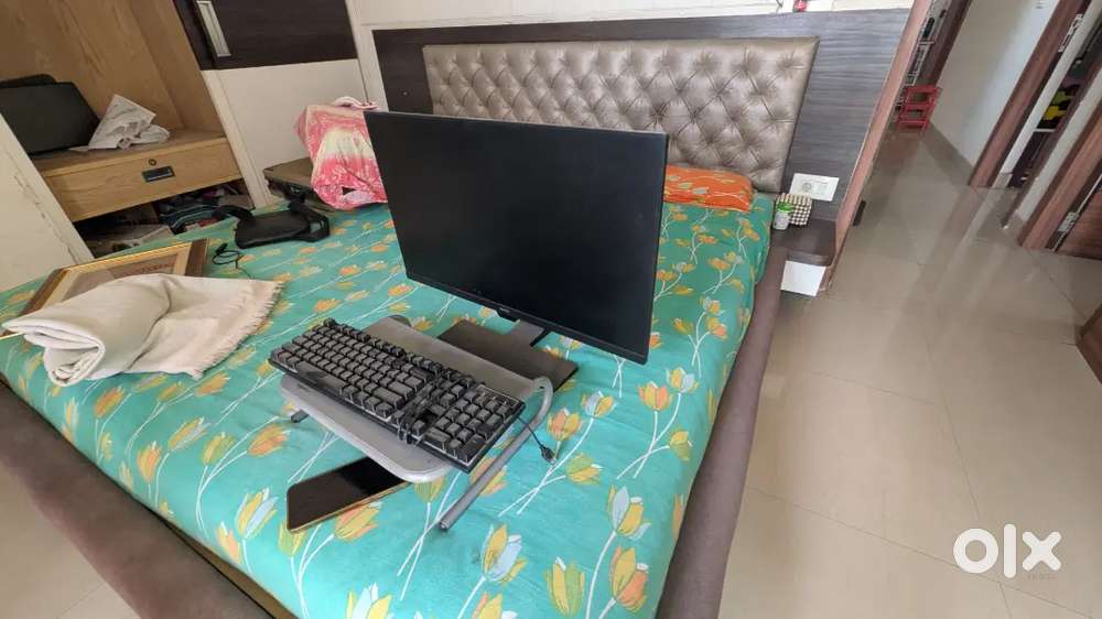 BENQ DESKTOPMonitor with stand and RAEGR KEYBOARD