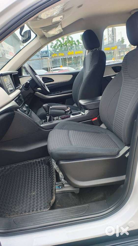 Mahindra Xuv700 2.2 Ax 5 Diesel Mt 7 Str, 2024
