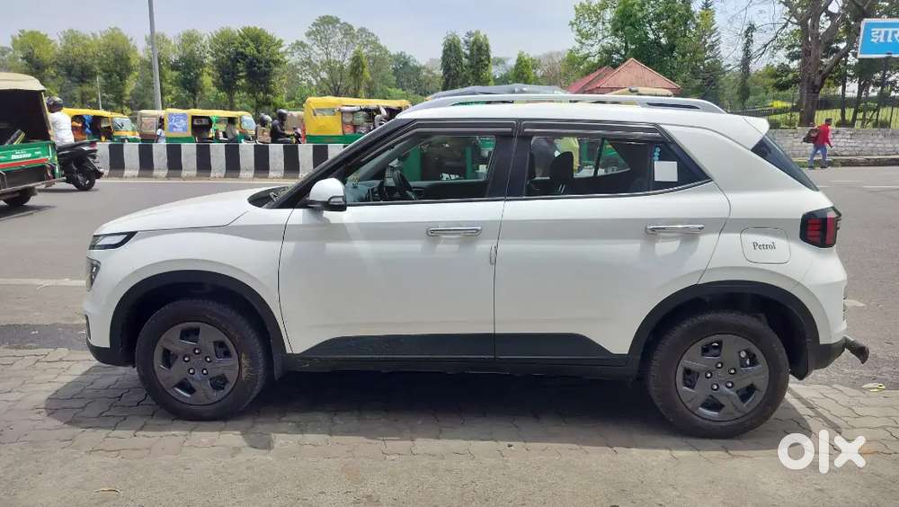 Hyundai Venue 2024 Petrol 10700 Km Driven