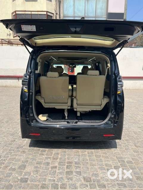 Toyota Vellfire Vip – Executive Lounge, 2023, Petrol