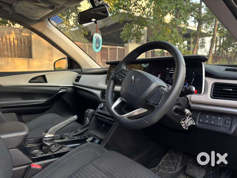 Mahindra Xuv700 2.0 Ax 5 Petrol At Str, 2024, Petrol