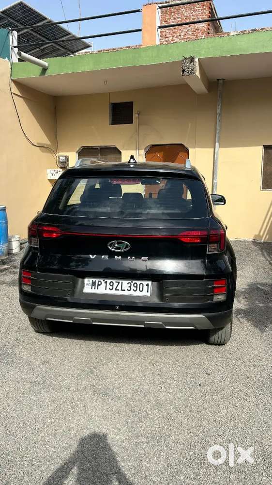Hyundai Venue 2024 Petrol 27000 Km Driven