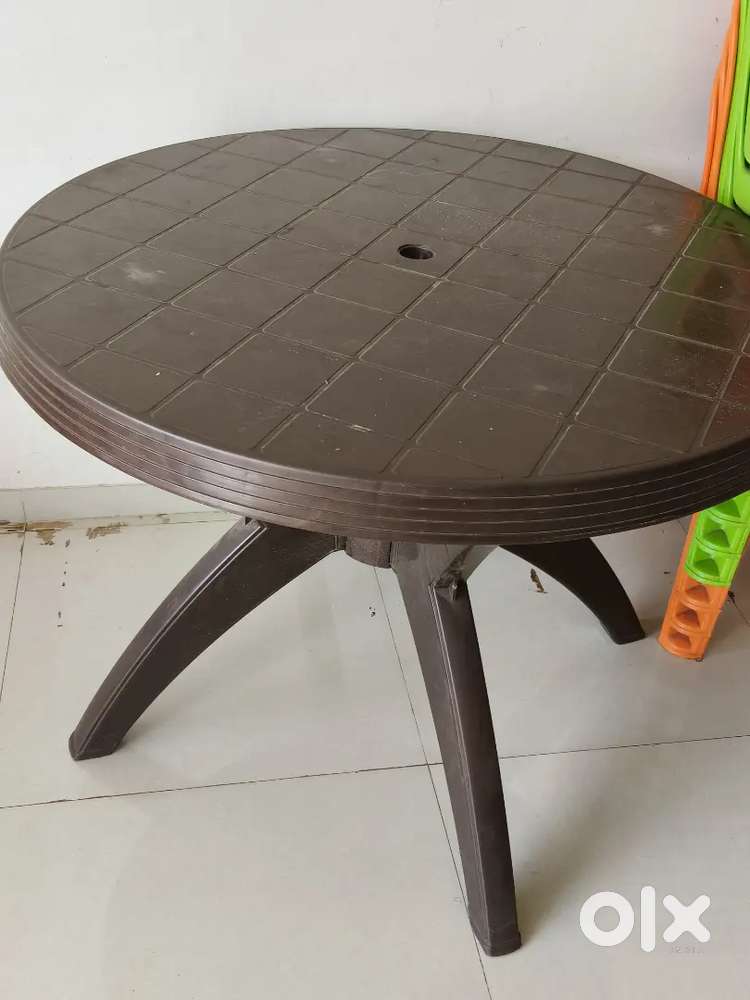 Round plastic table 3