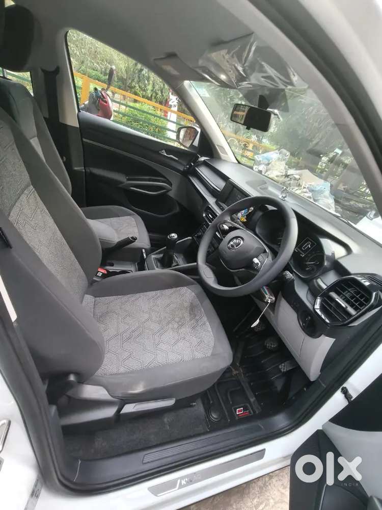 Škoda Kylaq Signature 1.0 Tsi Mt  March 2025  Single Owner  Candy W
