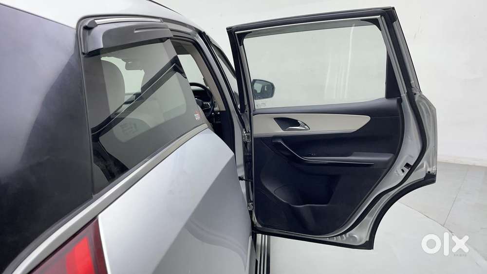 Mahindra Xuv700 2.0 Ax 7 Petrol At Str, 2021, Petrol