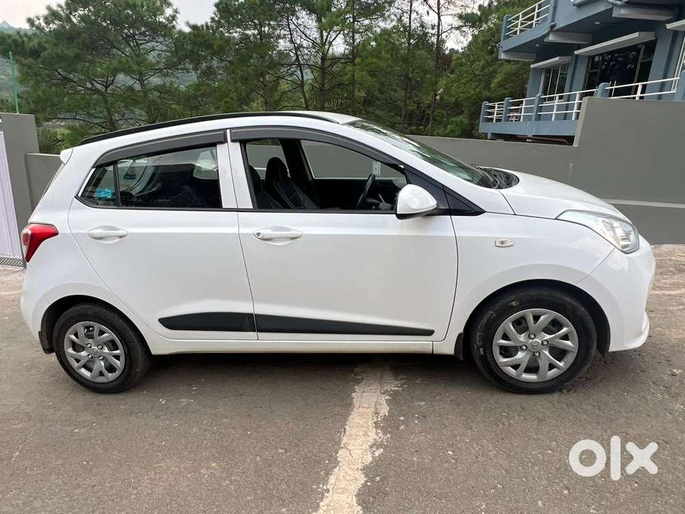 Female Driving Hyundai Grand I10 Petrol 2018 Manual