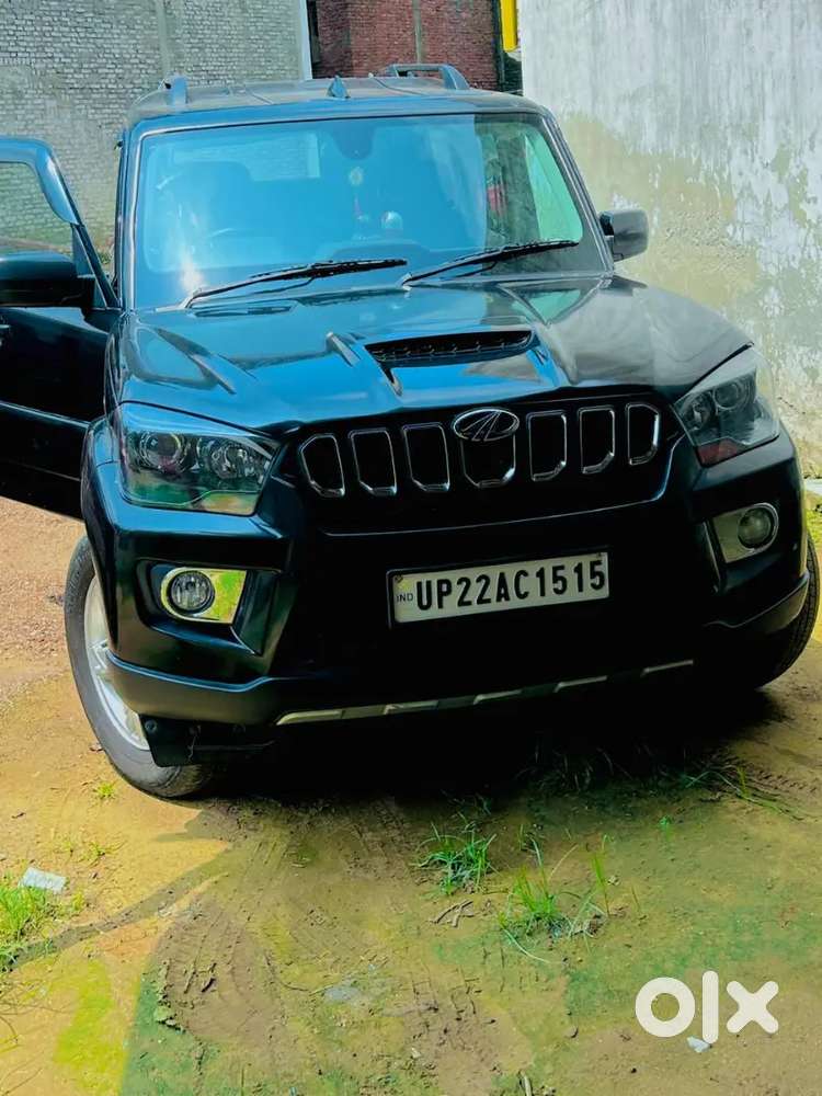 महिंद्रा स्कार्पियो S10 ब्लैक