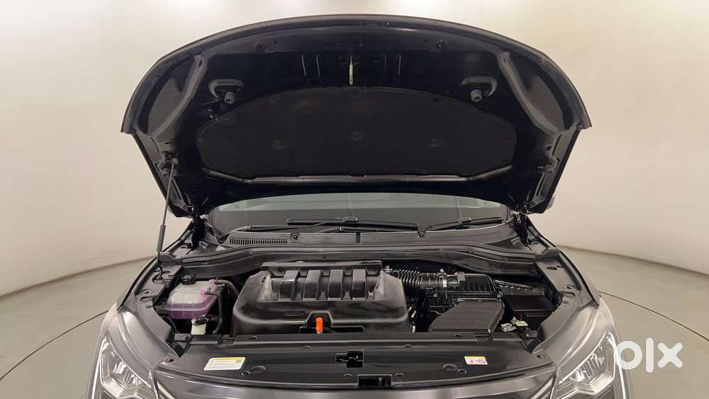 Mahindra Xuv700 2.0 Ax 5 Petrol Mt 7 Str, 2025, Petrol
