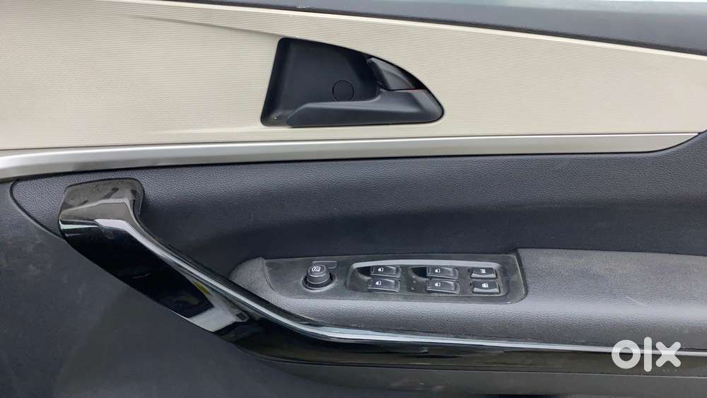 Mahindra Xuv700 2.0 Ax 5 Petrol Mt Str, 2023, Petrol