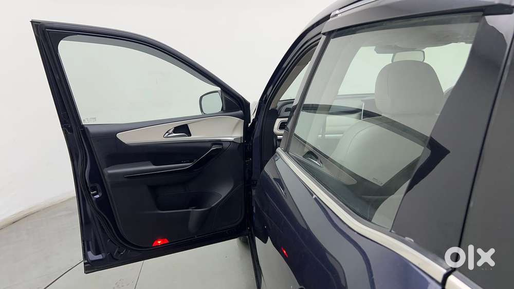 Mahindra Xuv700 2.0 Ax 7 Petrol At Str, 2022, Petrol