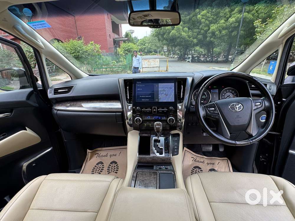 Toyota Vellfire 2.5 Executive Lounge, 2023, Cng & Hybrids