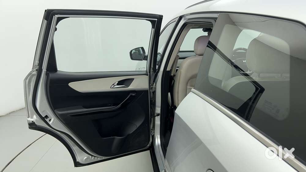 Mahindra Xuv700 2.0 Ax 7 Petrol At Luxury Pack Str, 2021, Petrol
