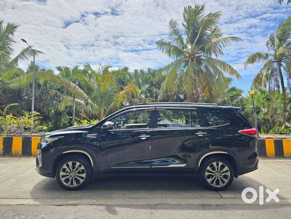 Toyota Innova Hycross 2.0 Zx (o) Hybrid 7 Str, 2025, Petrol