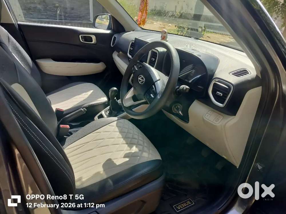Hyundai Venue 2025 Petrol 4000 Km Driven